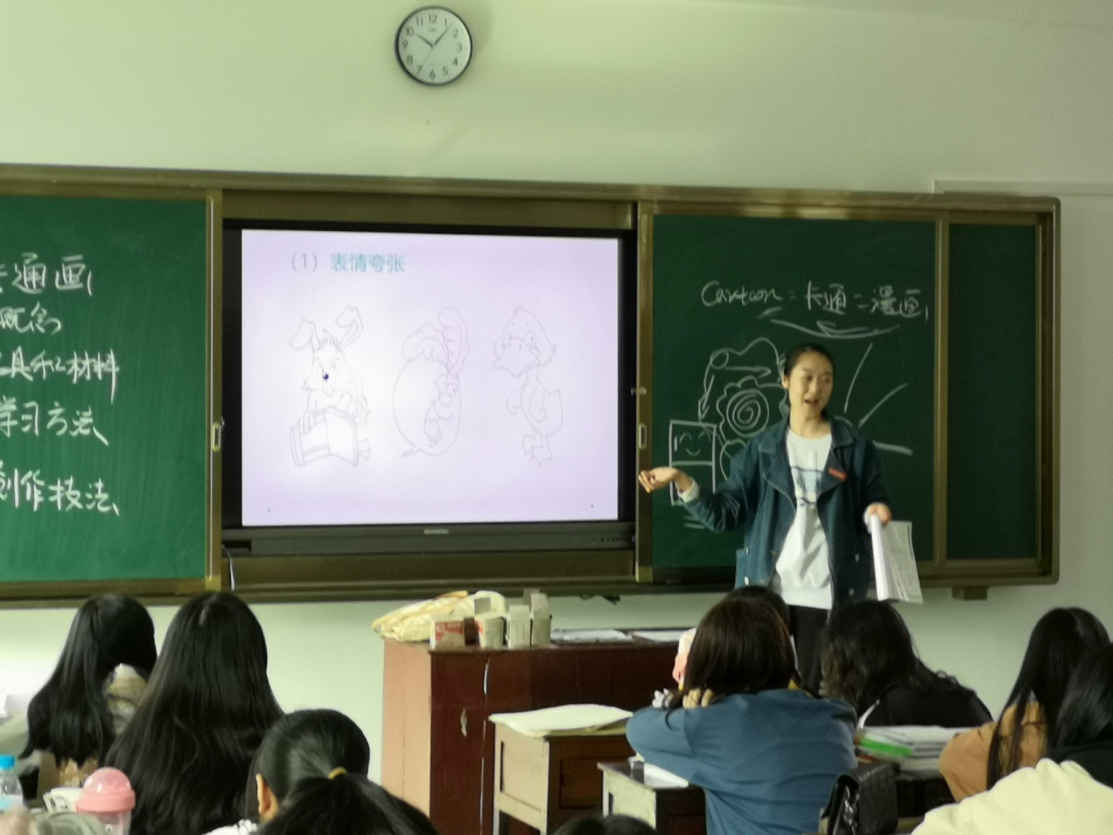 新任教师-谢思琪在讲课.jpg