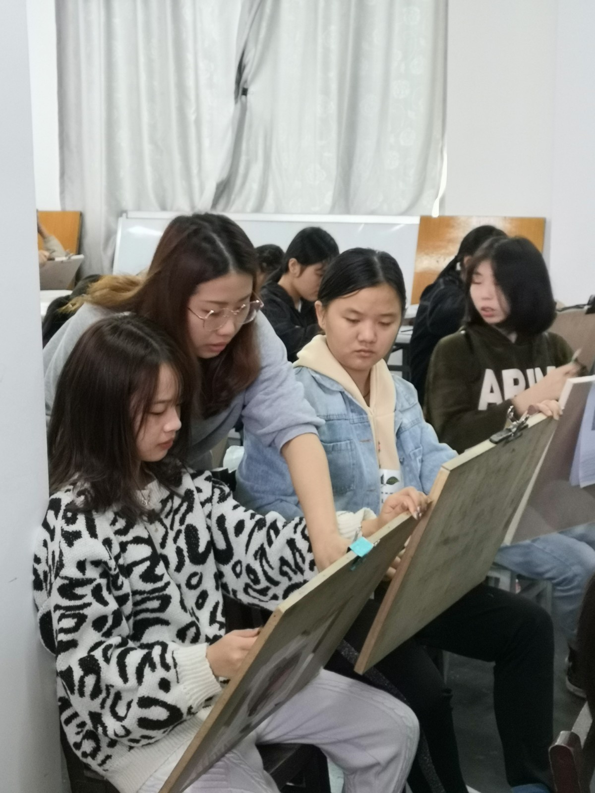 新任教师-陈璐在讲课2.jpg