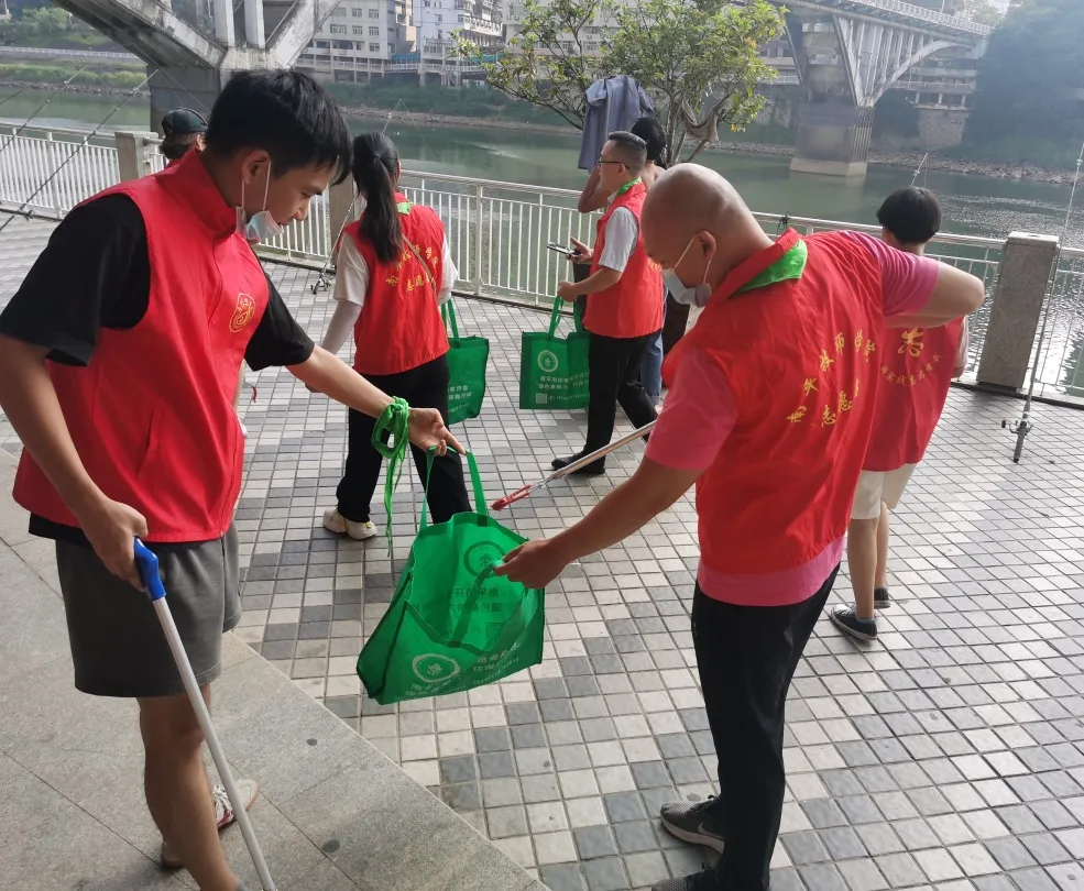 我院组织青年教师参与“‘河’我一起，保护母亲河”集中净滩行动