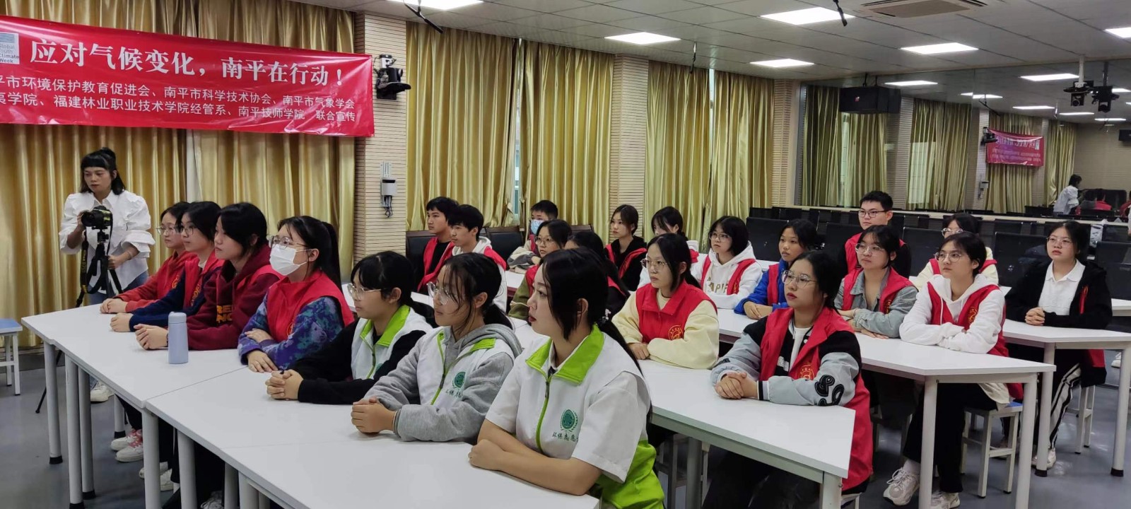 图片2“气候变化对生态环境的影响”专题讲座 拍摄者:黄慧婷.jpg 图片2“气候变化对生态环境的影响”专题讲座 拍摄者:黄慧婷.jpg