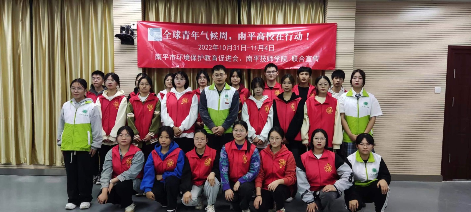 图片3 合影留念 拍摄者:黄慧婷.jpg 图片3 合影留念 拍摄者:黄慧婷.jpg