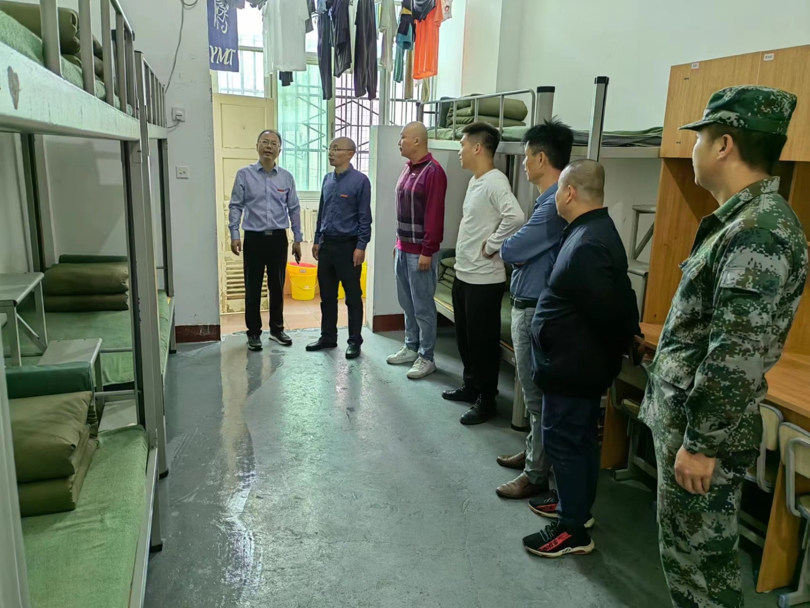 吴院长在学生宿舍.jpg 吴院长在学生宿舍.jpg