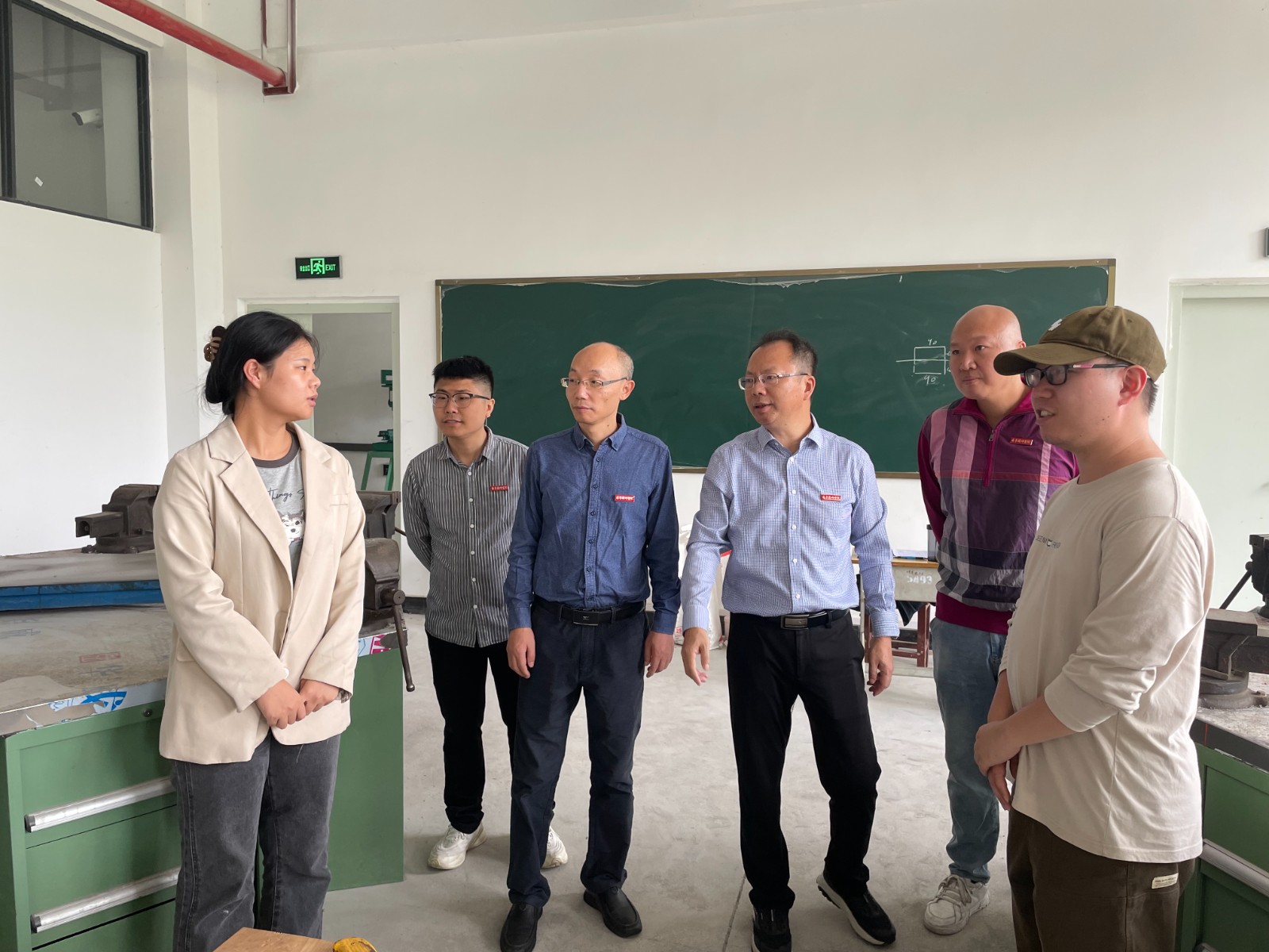 与实训教师交流.jpg 与实训教师交流.jpg