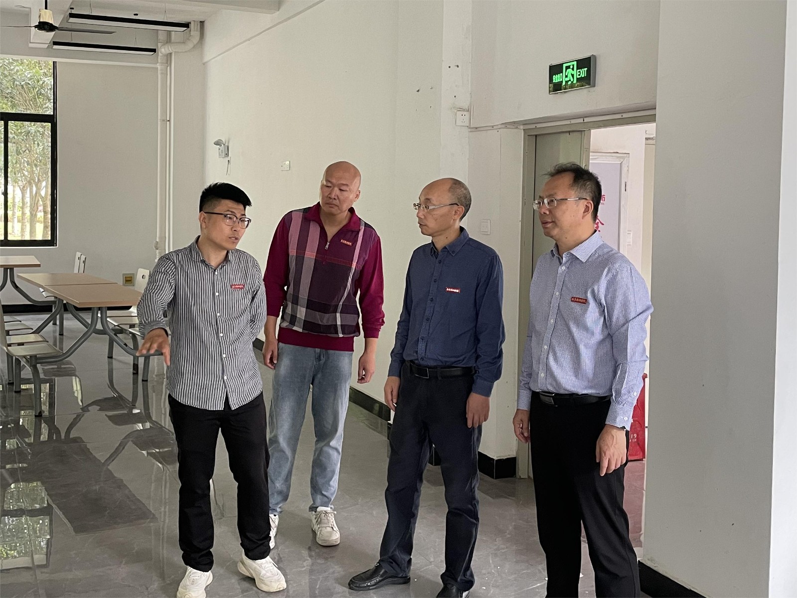 吴院长在食堂.jpg 吴院长在食堂.jpg