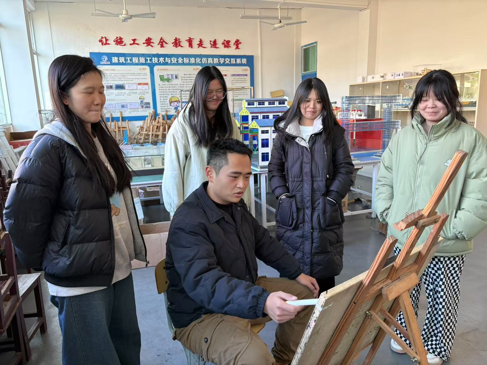 美术造型-22设计苏蓓蕾（指导老师梅盛华）.jpg