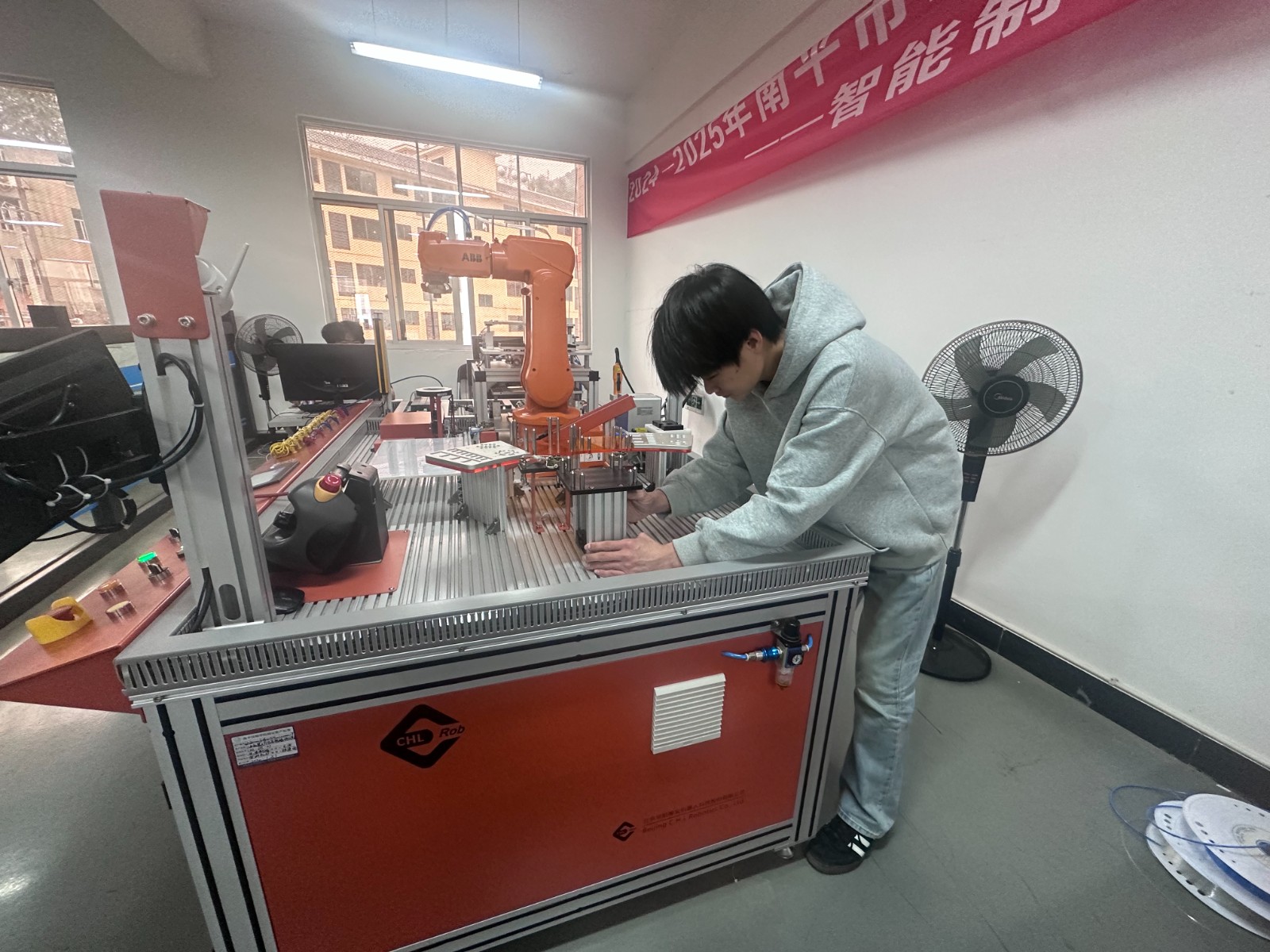 智能制造设备技术应用01.jpg