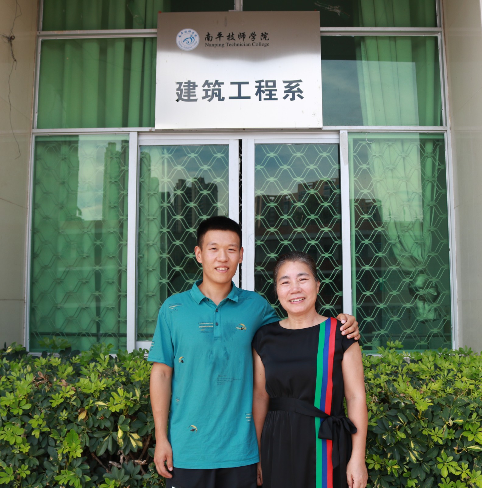 班主任合影_副本.jpg 班主任合影_副本.jpg