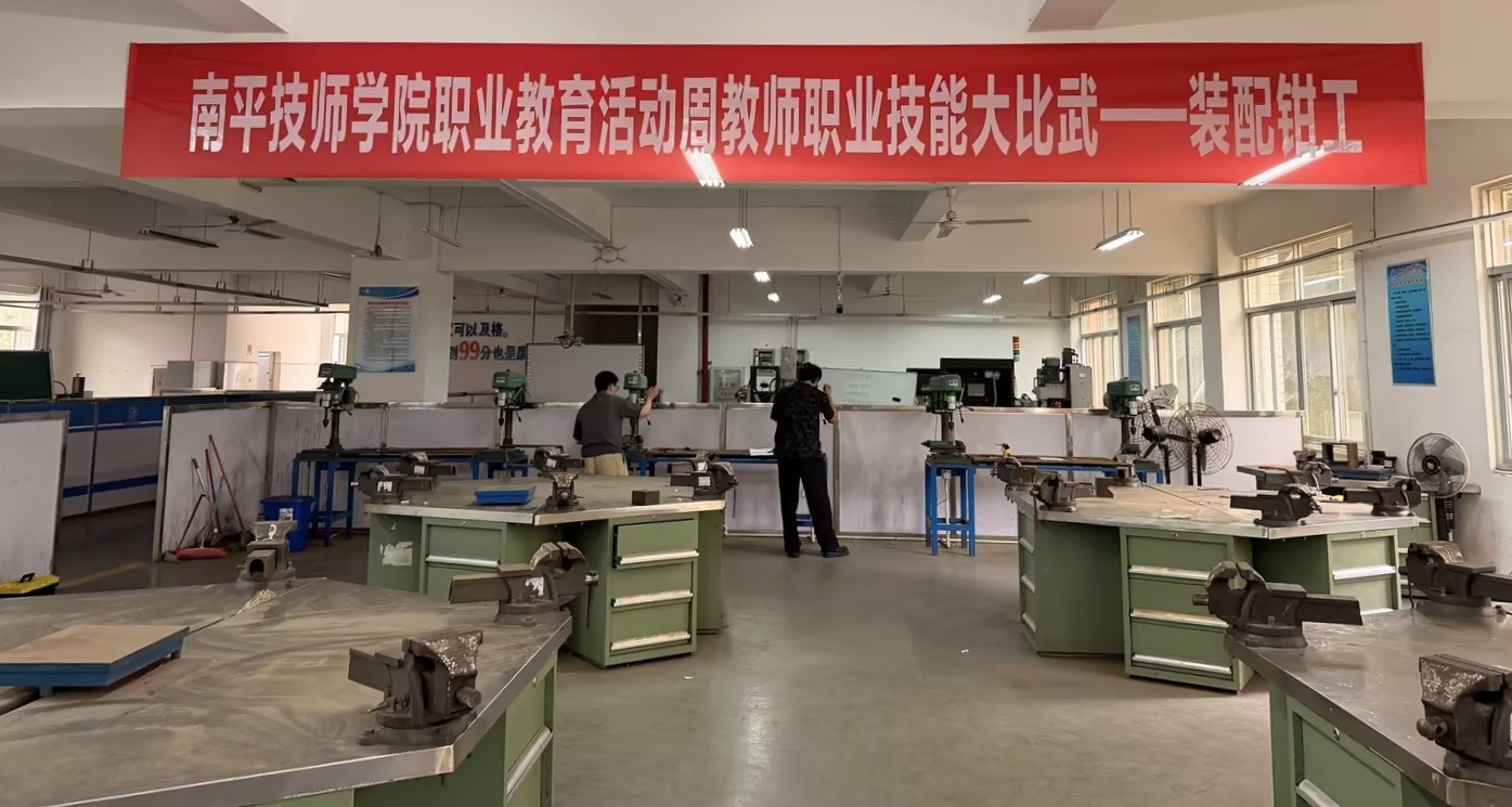 装配钳工_副本.jpg